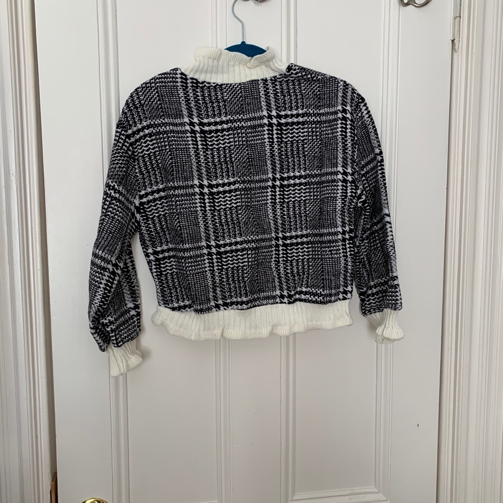 Houndstooth Sweater With Ruffle Collar Detail